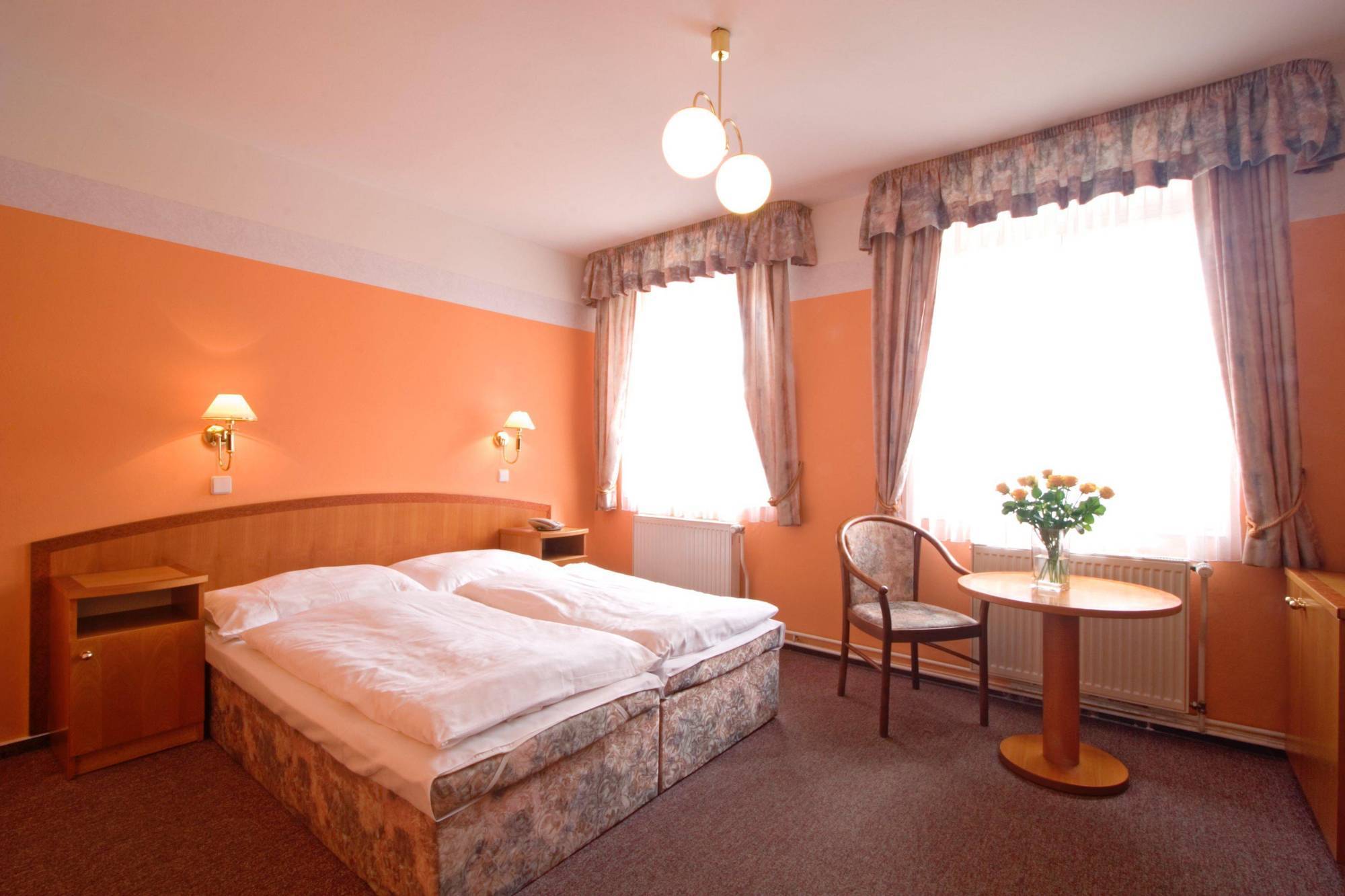 Hotel White Lion Прага Экстерьер фото